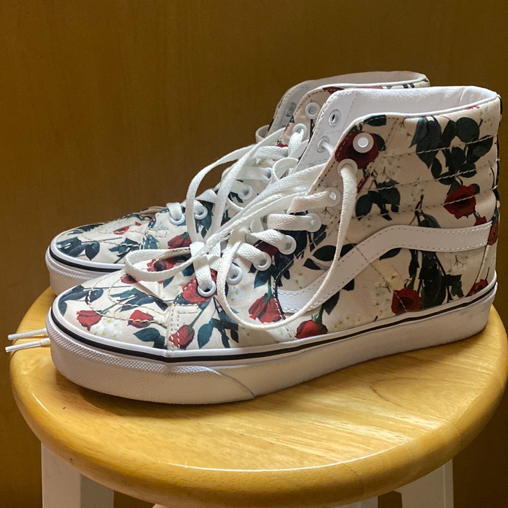 Vans Rose Print Sz. 7.5 High Top Skater Sneakers🌹